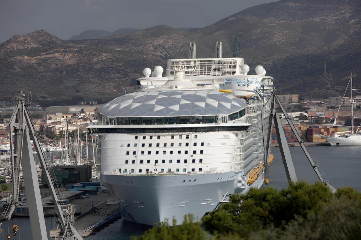 Un crucero desembarcando en el puerto de Cartagena, en la región de Murcia.