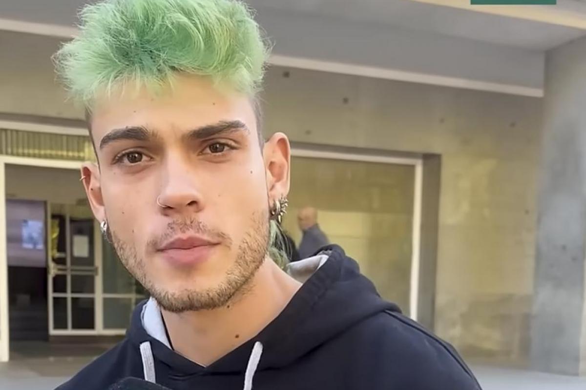 Un joven en una entrevista con El HuffPost