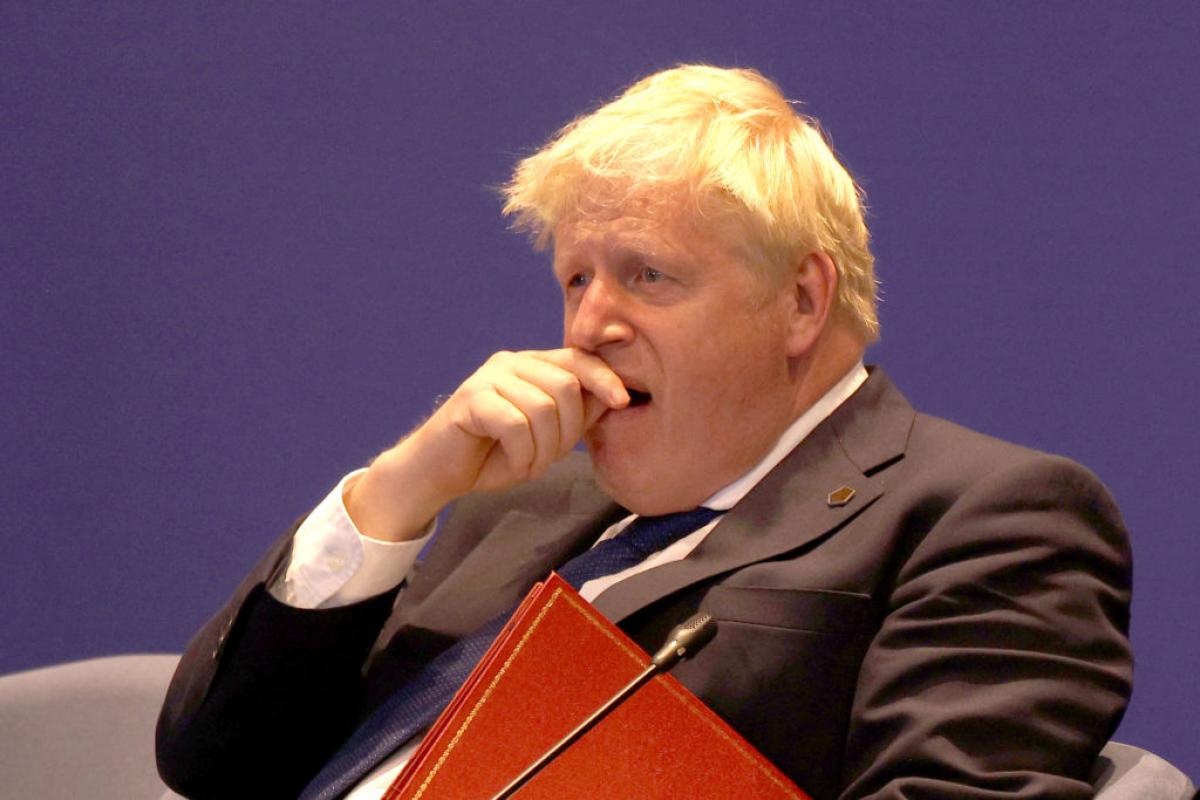 El entonces primer ministro de Reino Unido, Boris Johnson, bosteza en la Reunión de Jefes de Gobierno de la Commonwealth, en Kigali (Ruanda), el 25 de junio de 2022.