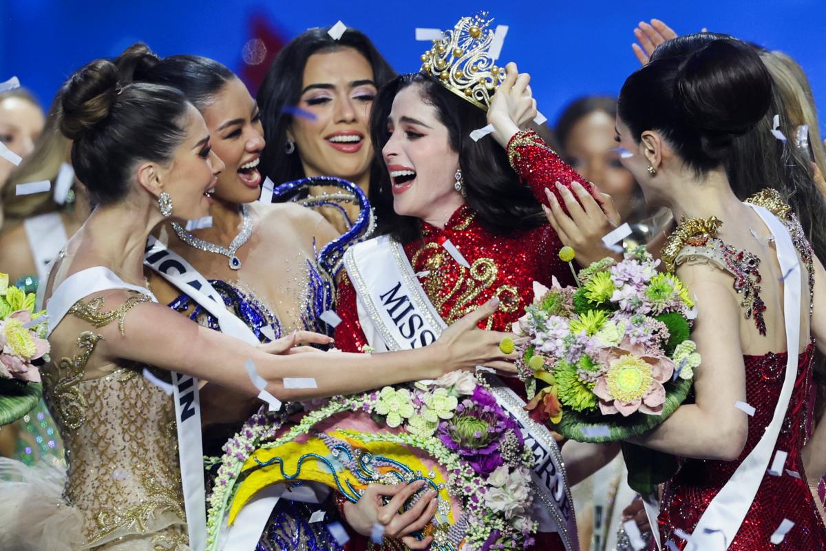 Fatima Bosch, de México, felicitada por las demás concursantes tras ser coronada Miss Universo 2025 durante la 74ª edición del certamen en Bangkok (Tailandia), el 21 de noviembre de 2025.