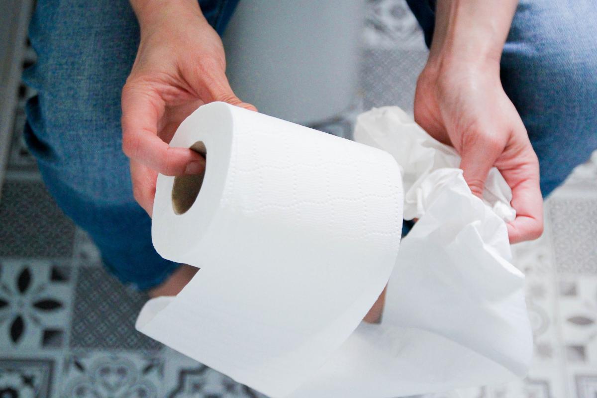 Imagen de archivo de una persona en el baño