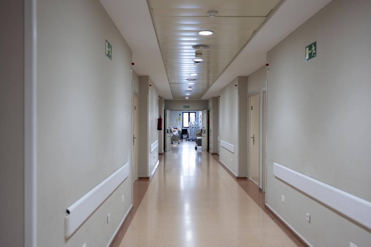 Imagen de archivo del pasillo de un hospital.