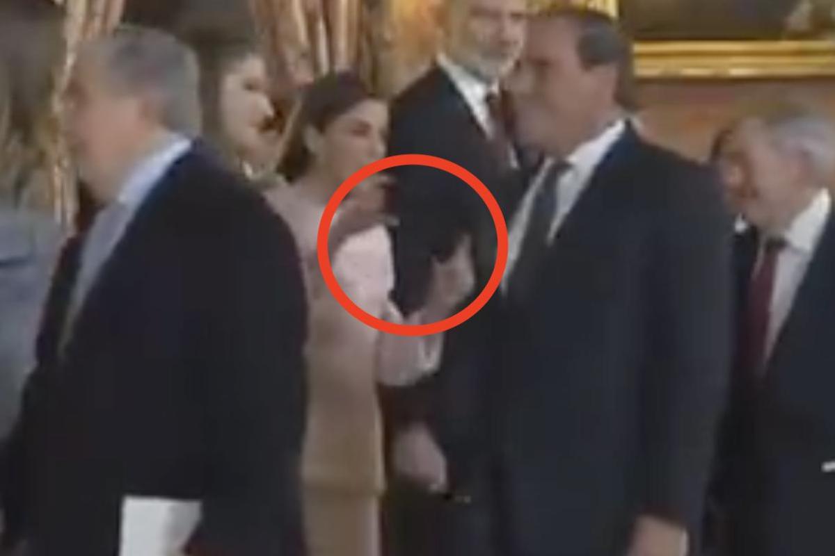 La reina letizia en un acto con el resto de la familia real