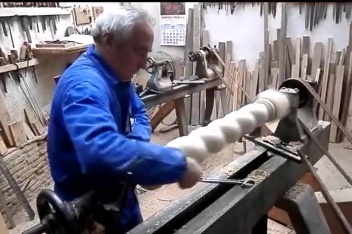 Luis Velasco, tornero de profesión, en su taller de Toledo.