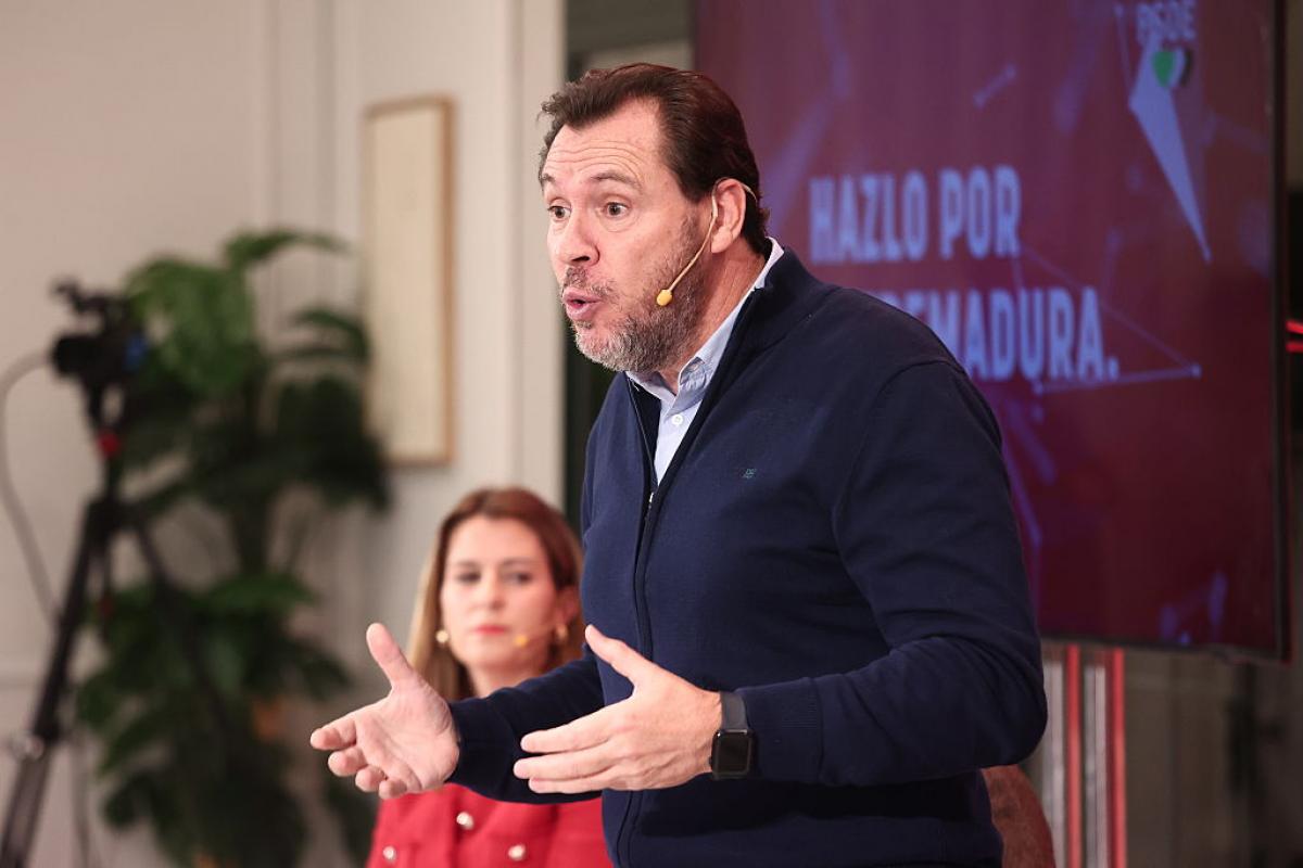 Óscar Puente, este viernes 21 de noviembre, durante el mitin en Don Benito