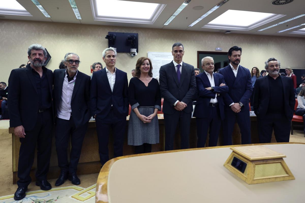 Sánchez (c), acompañado por la presidenta del Congreso de los Diputados, Francina Armengol (4i) y junto a los actores Eduard Fernández (d), Álvaro Morte (2d) y del director Alberto Rodríguez (i)