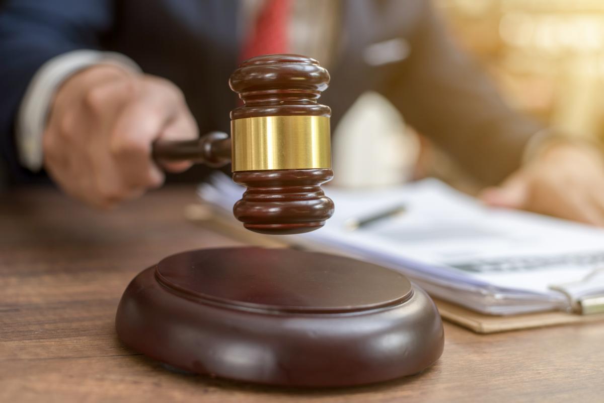 Un juez dicta sentencia