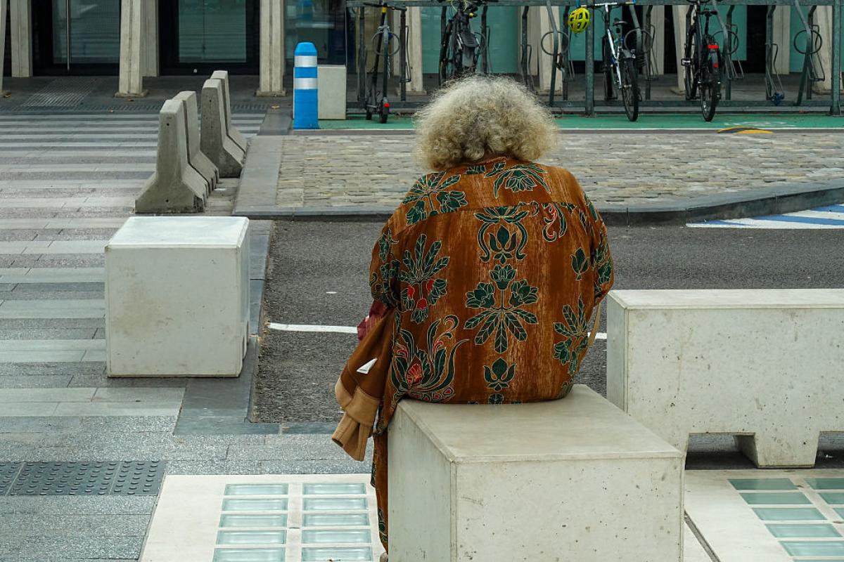Una mujer mayor, en la calle