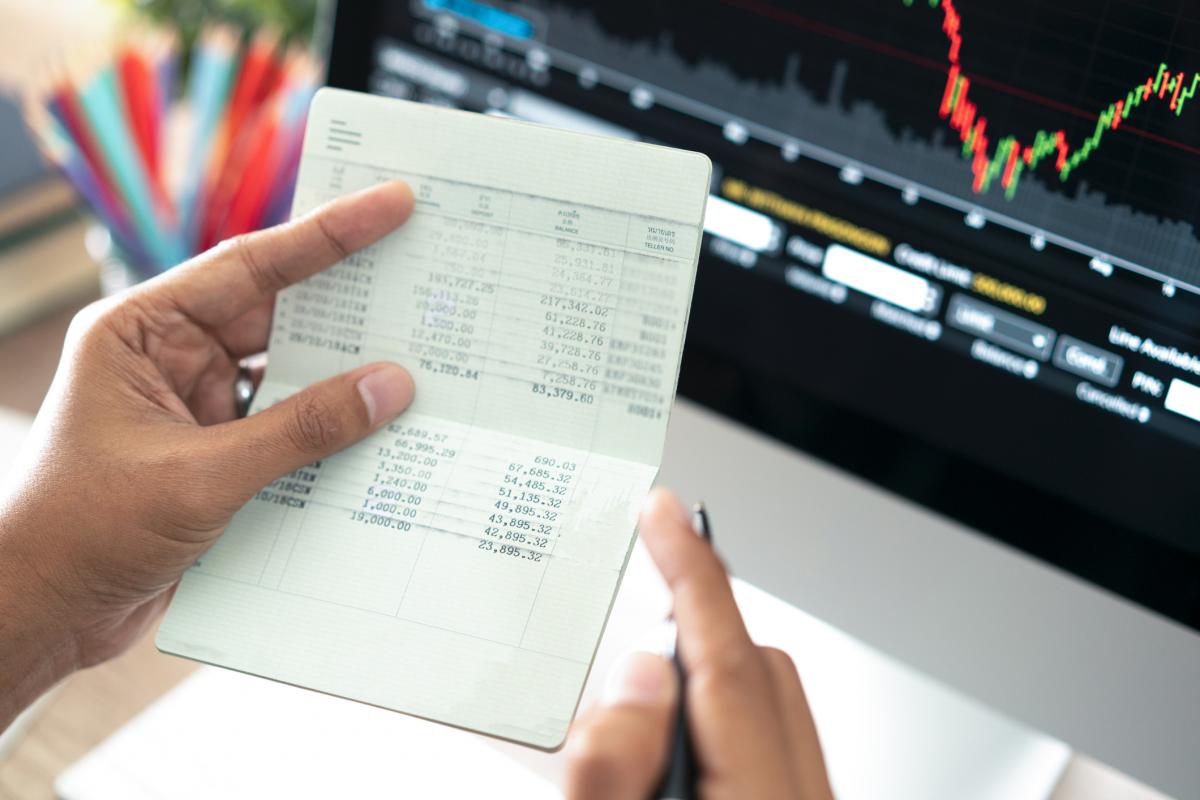 Una mujer observa su cuenta bancaria