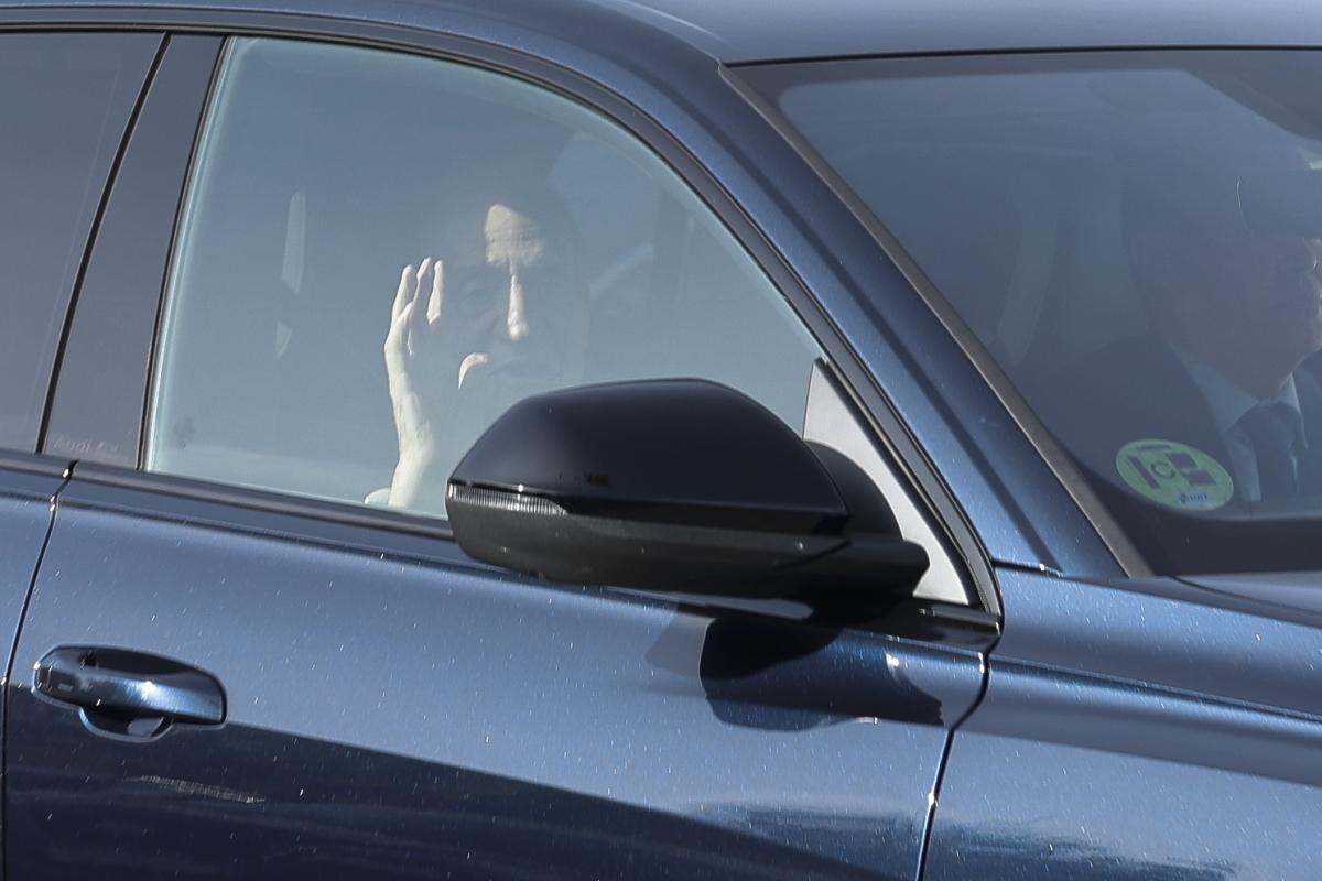 El rey emérito, Juan Carlos I, a su llegada al Palacio de El Pardo este sábado. Cuando se cumplen cincuenta años de su proclamación, la Familia Real celebra un almuerzo en El Pardo de carácter privado en honor a los premiados con el Toisón de Oro, al que acude el monarca emérito, que no ha participado en los actos oficiales programados. EFE/ Sergio Pérez