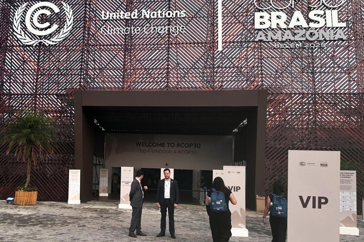 En el exterior del recinto de la conferencia mundial sobre clima COP30 todo parece bastante normal la mañana después del incendio.