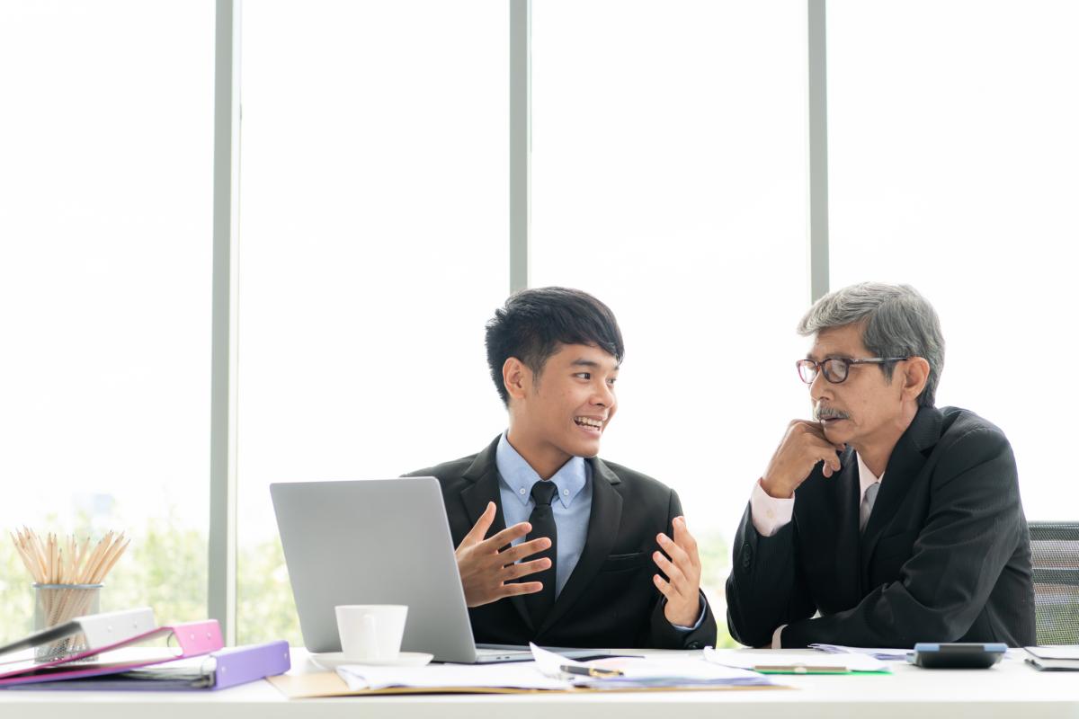 Los empresarios de mayor edad están contentos con los nuevos subordinados y se aprecian mutuamente por el éxito del proyecto del que son responsables.