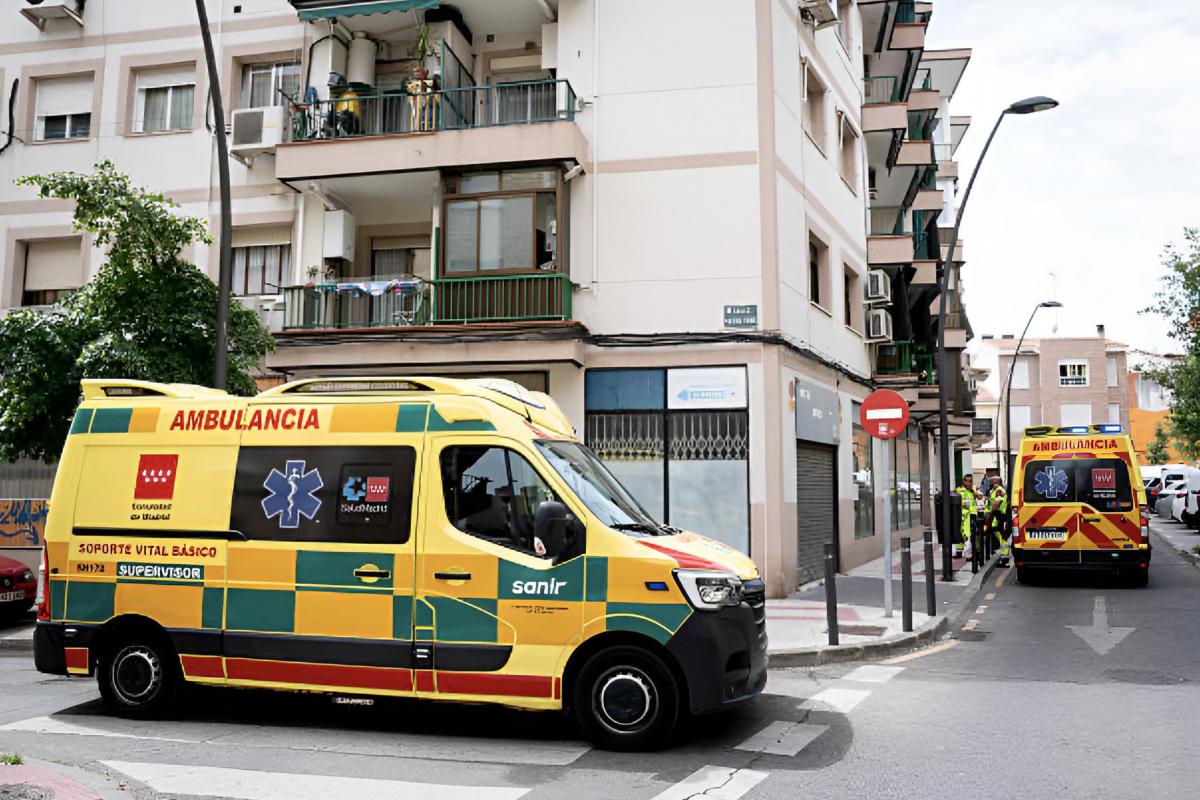 Una ambulancia estacionada en una calle de Getafe para ofrecer asistencia médica.