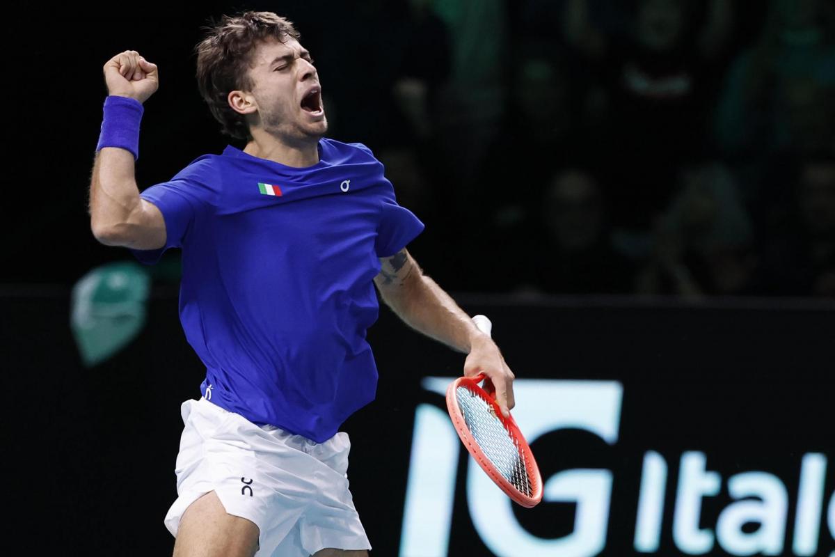 El tenista italiano Flavio Cobolli este domingo durante la final de la Copa David en Bolonia (Italia).