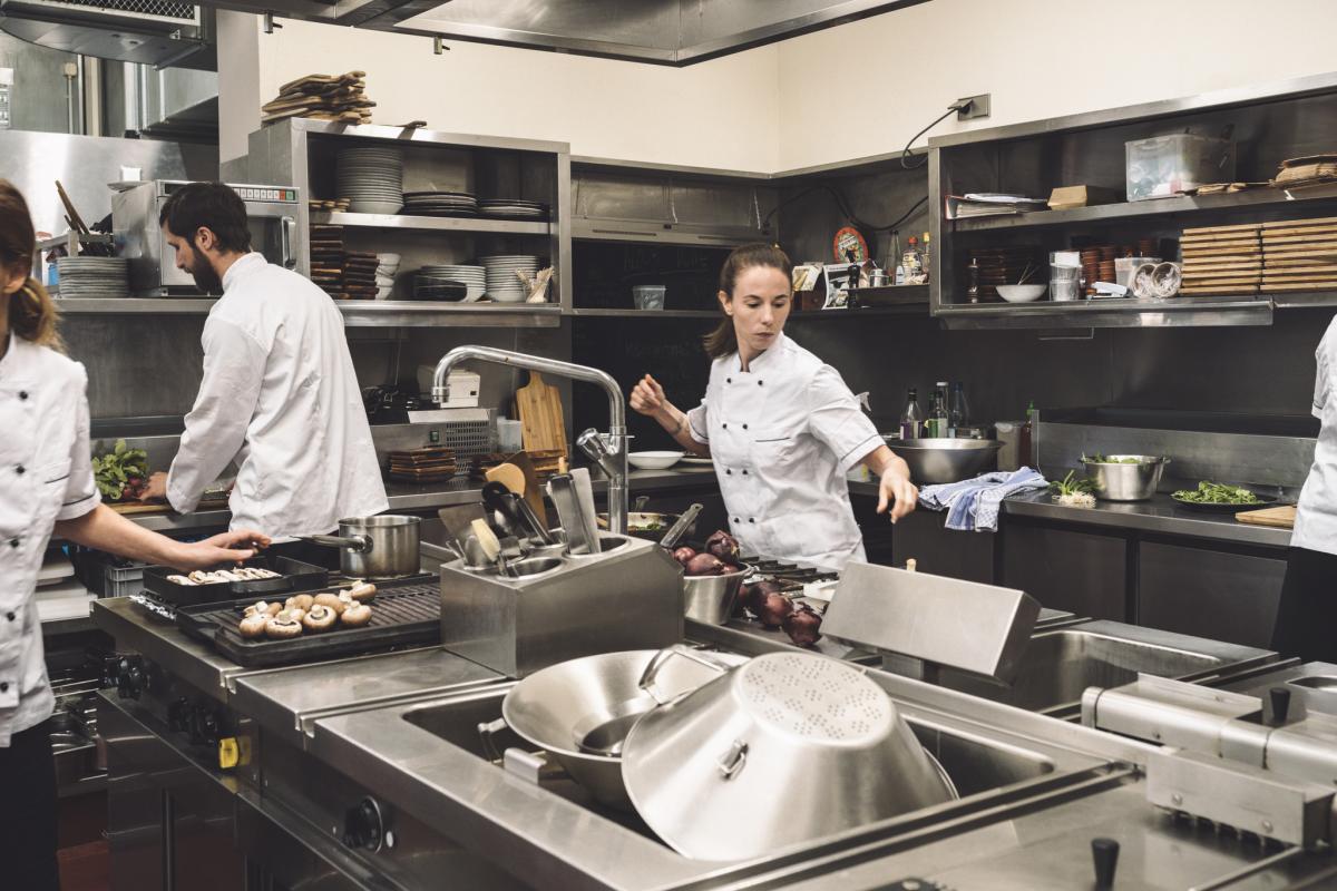 Personas en una cocina