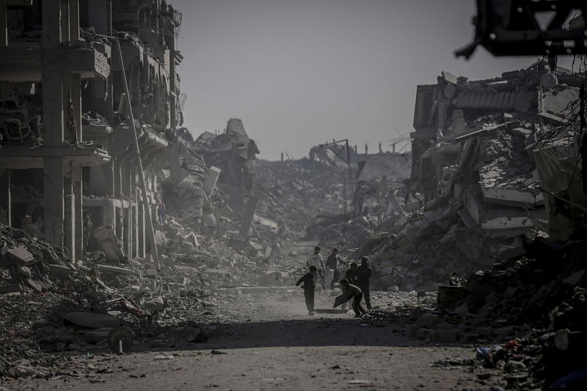 Población palestina, entre las ruinas en Ciudad de Gaza