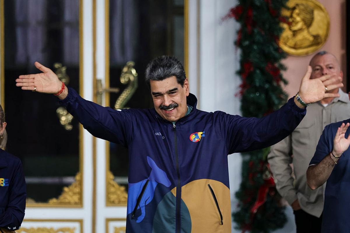 El presidente de Venezuela, Nicolás Maduro, saluda a sus simpatizantes durante el "Día del Estudiante" en el palacio de Miraflores, el 21 de noviembre de 2025.