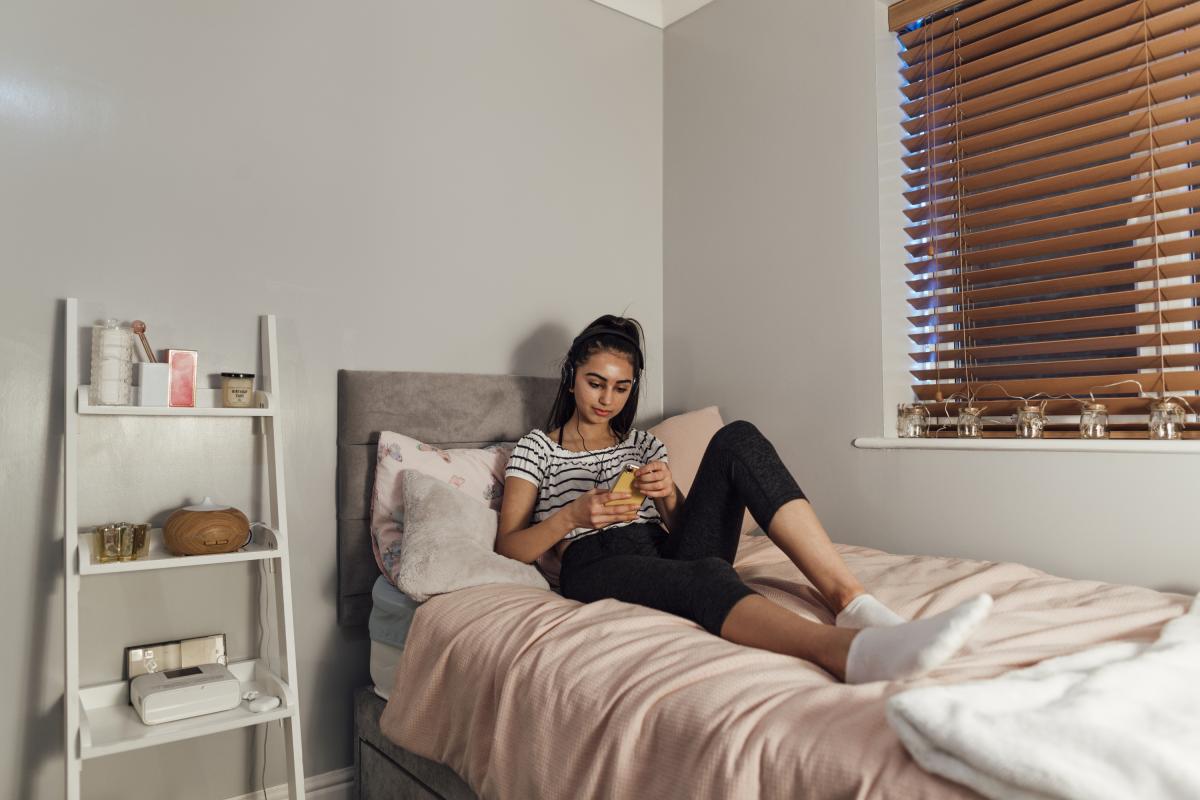 Imagen de una chica en una habitación de un piso.