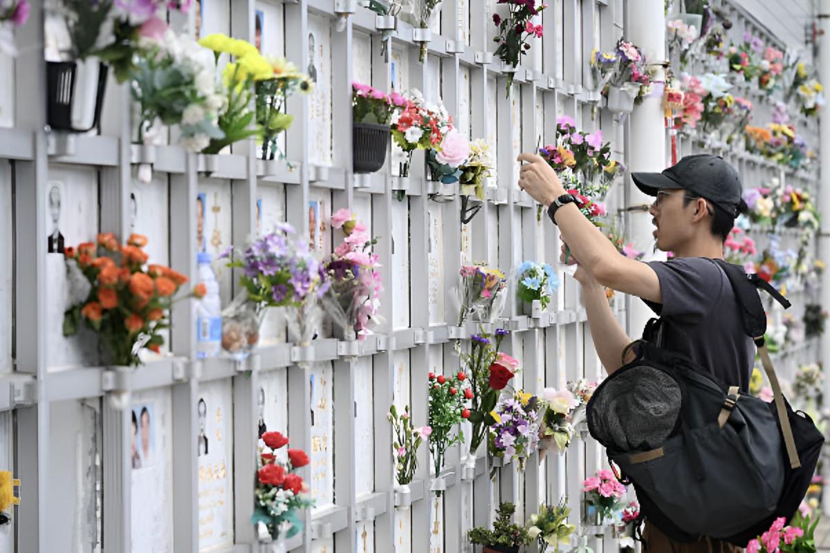 Un hombre de origen chino en un cementerio de Hong Kong