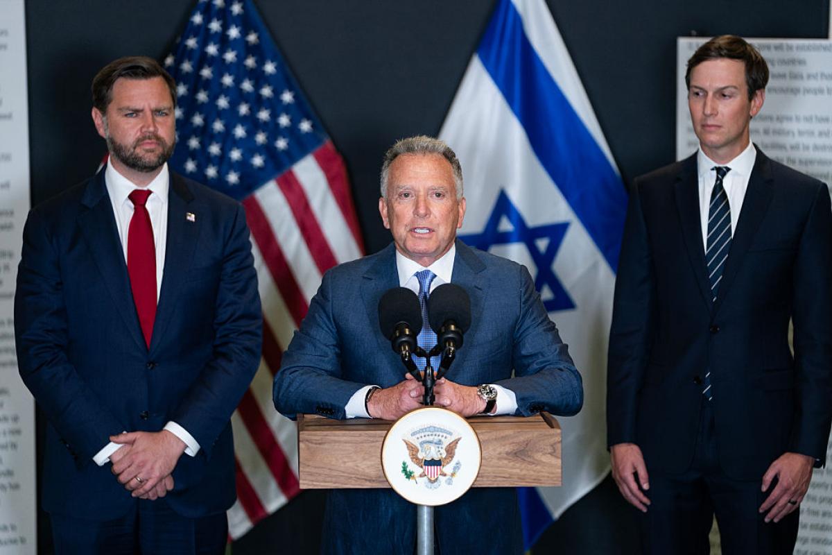 J. D. Vance, Steve Witkoff y Jared Kushner, tras una sesión informativa militar en el Centro de Coordinación Militar Civil en el sur de Israel, el martes 21 de octubre de 2025.