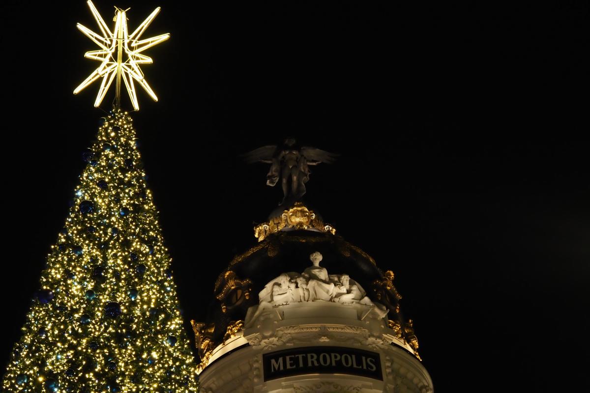 Las luces de Navidad junto al edificio Metropoli de Madrid.