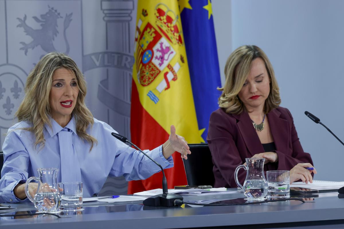 Las ministras de Trabajo, Yolanda Díaz (i), y de Educación, Formación Profesional y Deportes y portavoz del Gobierno, Pilar Alegría, durante la rueda de prensa posterior al Consejo de Ministros.