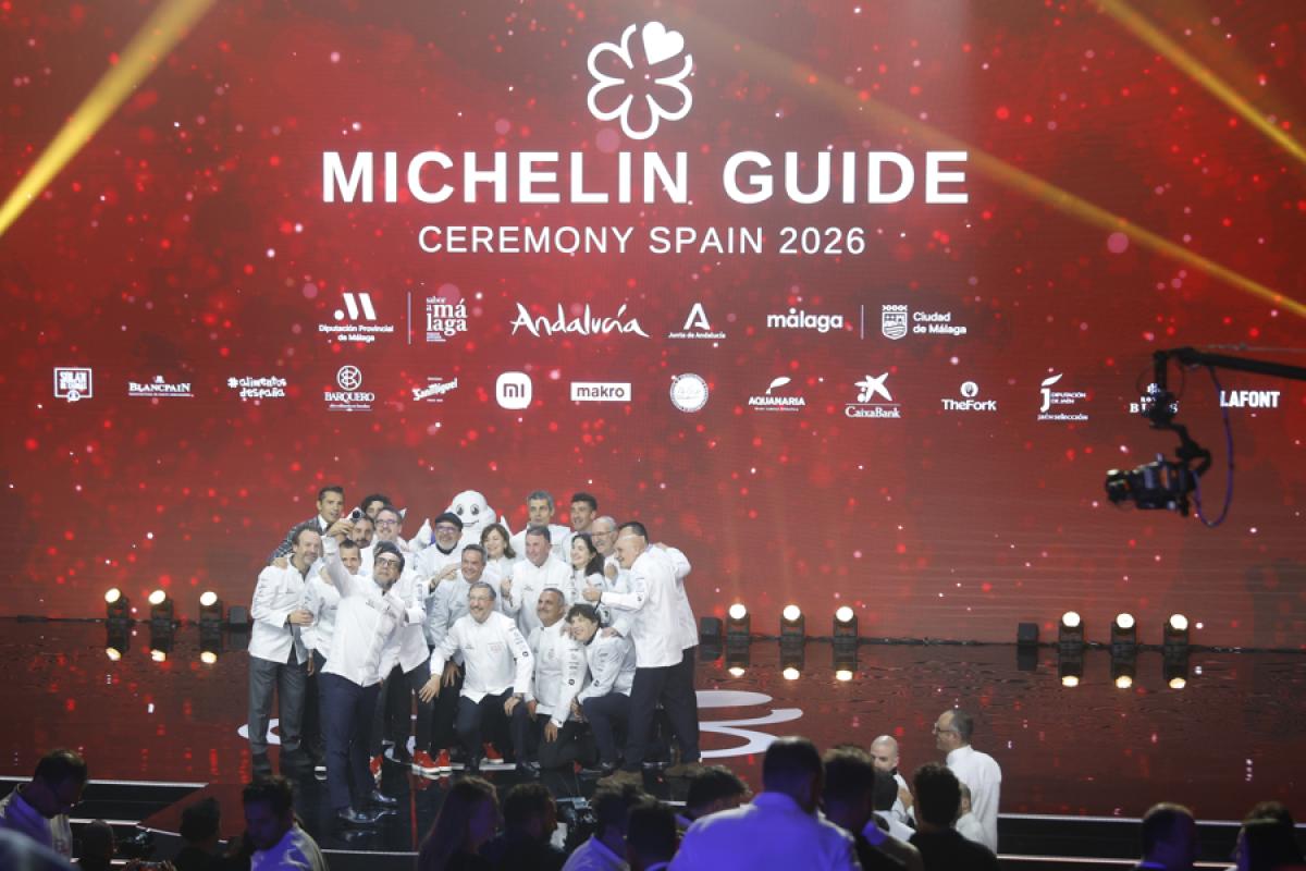 Selfi de Quique Dacosta con todos los restaurantes reconocidos con tres Estrellas Michelin en la Guía 2026