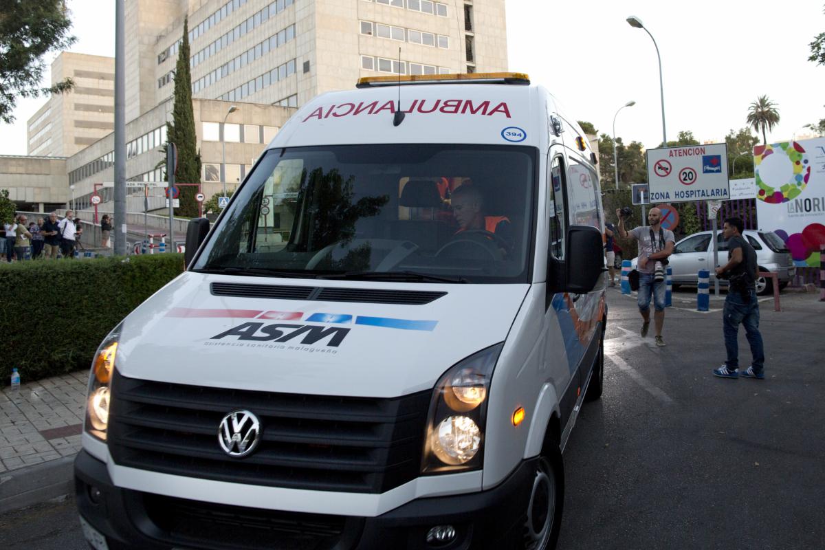 Una ambulancia al lado de un hospital en Málaga