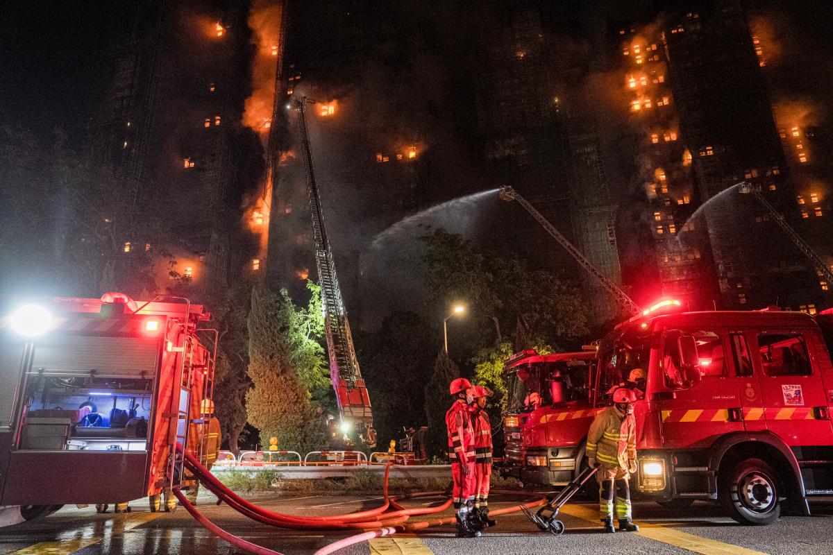 Bomberos en un incendio de apartamentos en Tai Po en Hong Kong, China, el 26 de noviembre de 2025. Según el gobierno de Hong Kong, el incendio de cinco alarmas, que comenzó el 26 de noviembre, dejó al menos 13 personas muertas y tres en estado crítico.