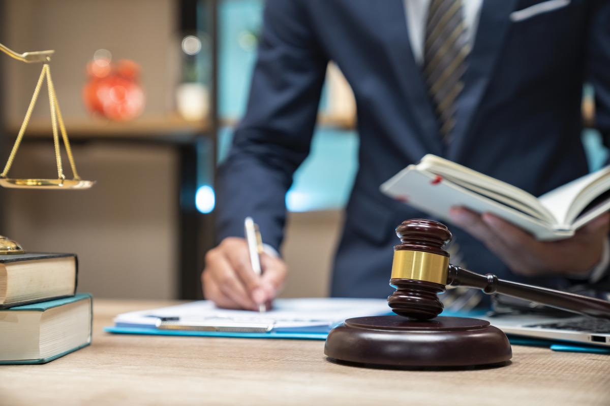 Despacho de un abogado con un mazo sobre la mesa