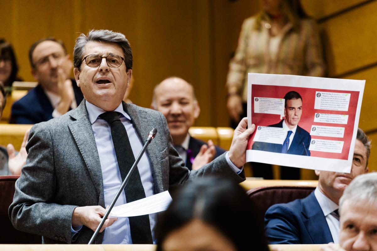 El senador popular Juan José Matari muestra un documento con tuit de miembros del PSOE en el Senado