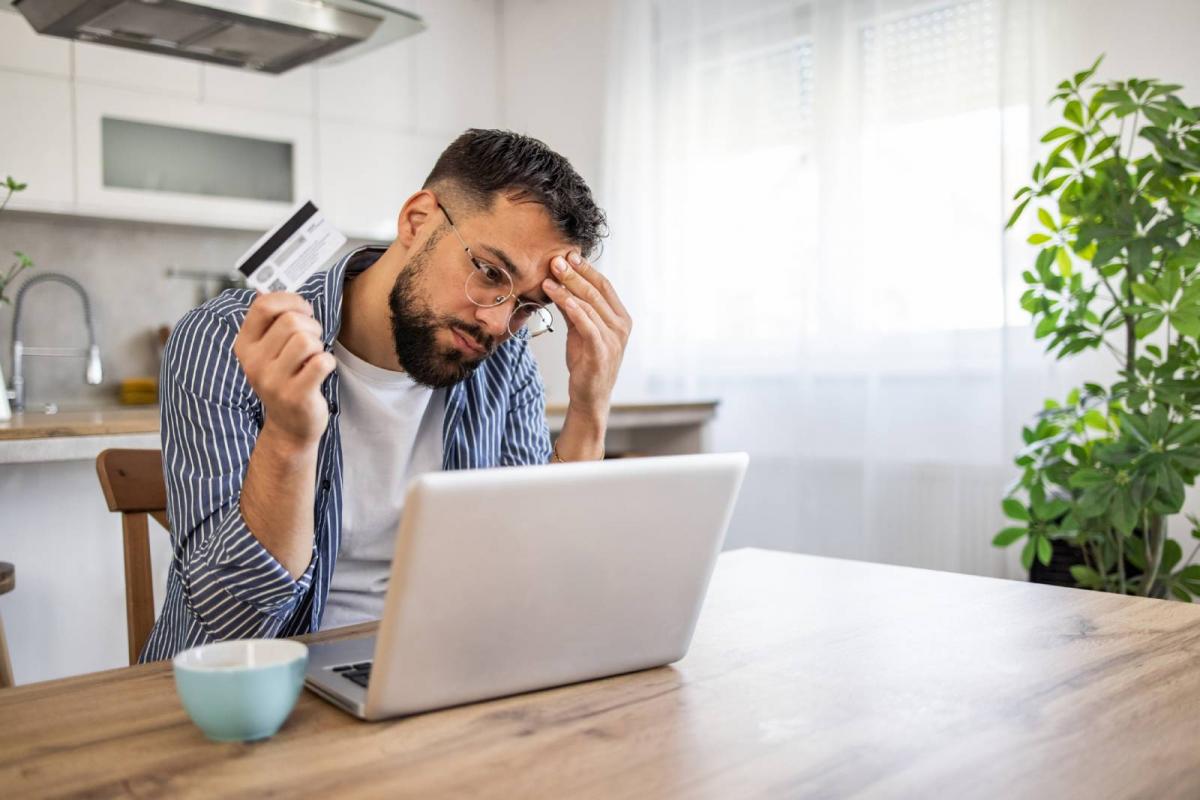 Joven frustrado que tiene problemas con el banco y su tarjeta de credito