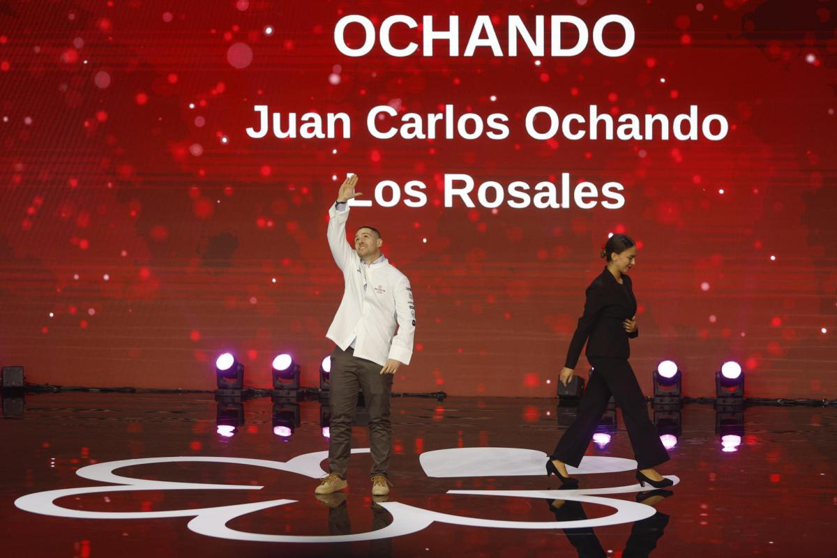 Juan Carlos Ochando, chef del restaurante Ochando de Los Rosales, al recibir su estrella Michelín.
