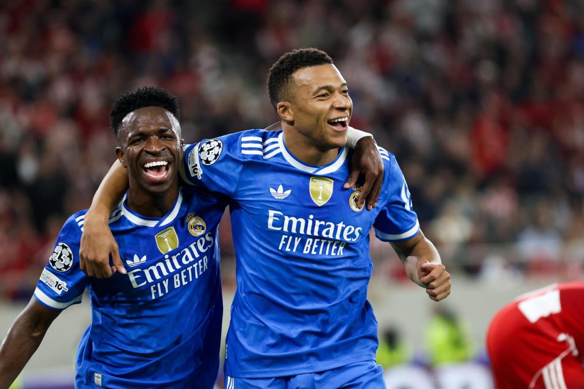 Mbappé celebra uno de sus goles al Olympiacos junto a Vinicius