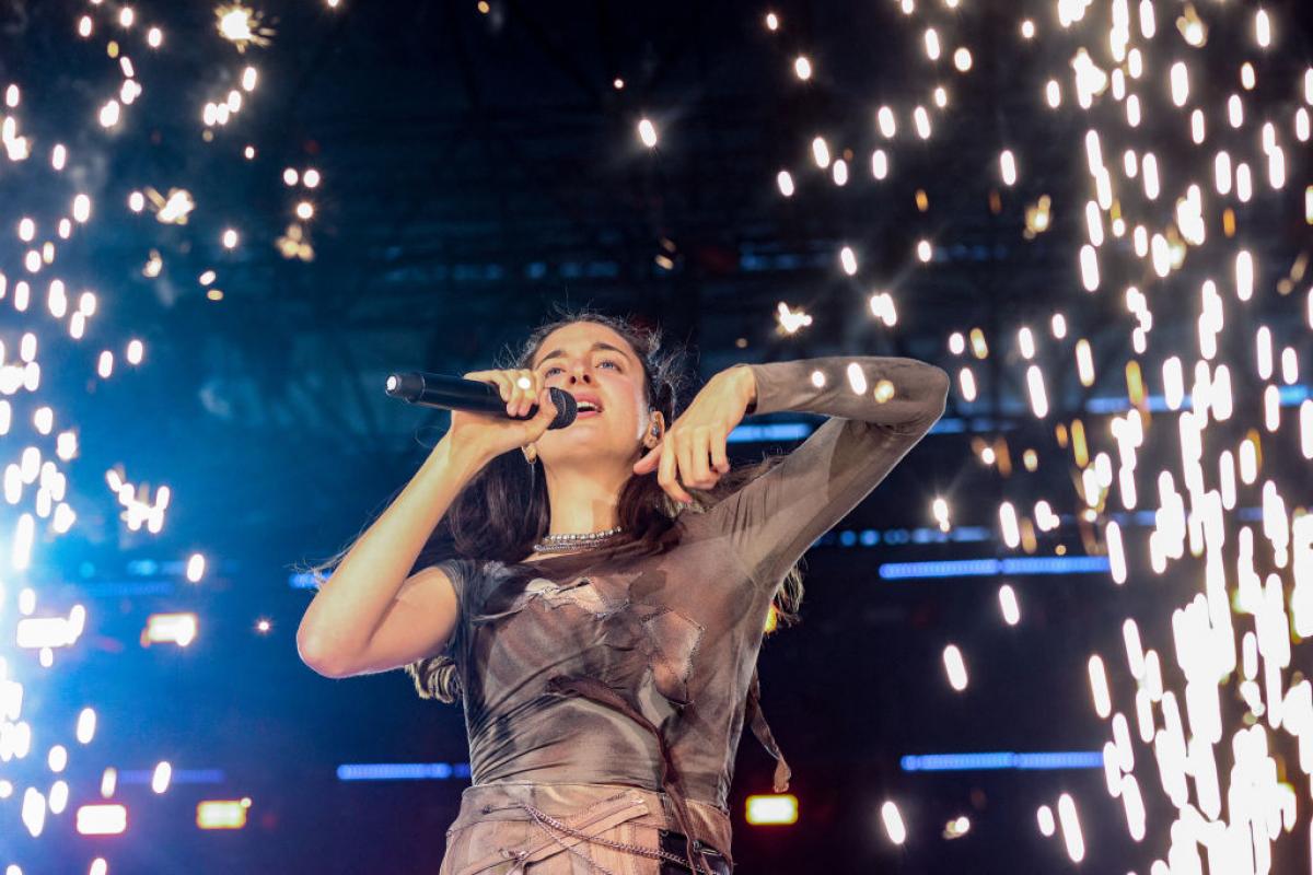 Sandra, vocalista de Delaporte, rodeada de pirotecnia en un concierto en mayo de 2024.