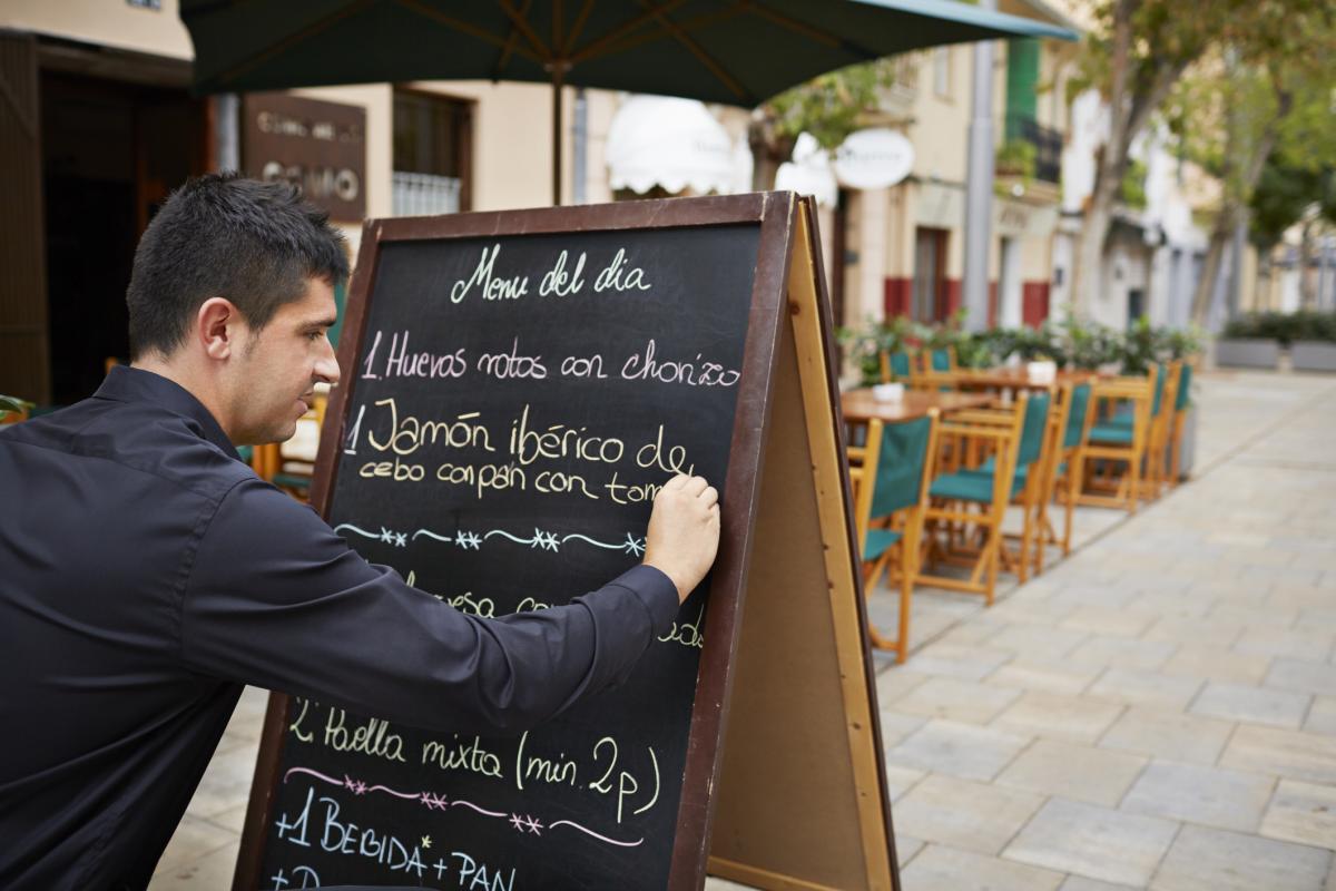Un camarero apuntando el menú del día, en una imagen de archivo