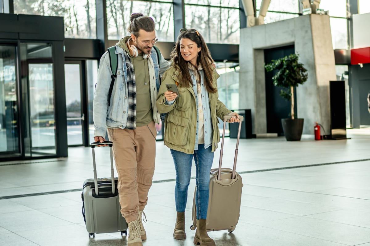 Una pareja de millenials en una estación de tren