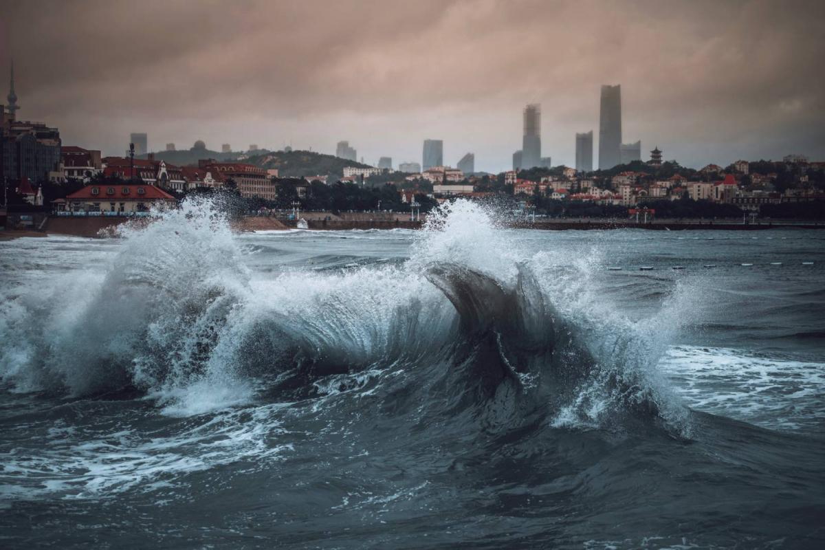 Vista panorámica del mar y de los edificios bajo el cielo en Qingdao, Shandong, China