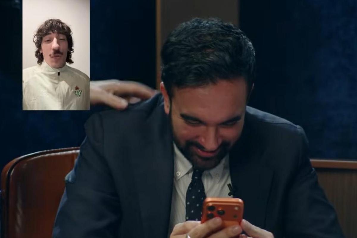 Zohran Mamdani, mientras observa el mensaje de Héctor Bellerín en un teléfono.