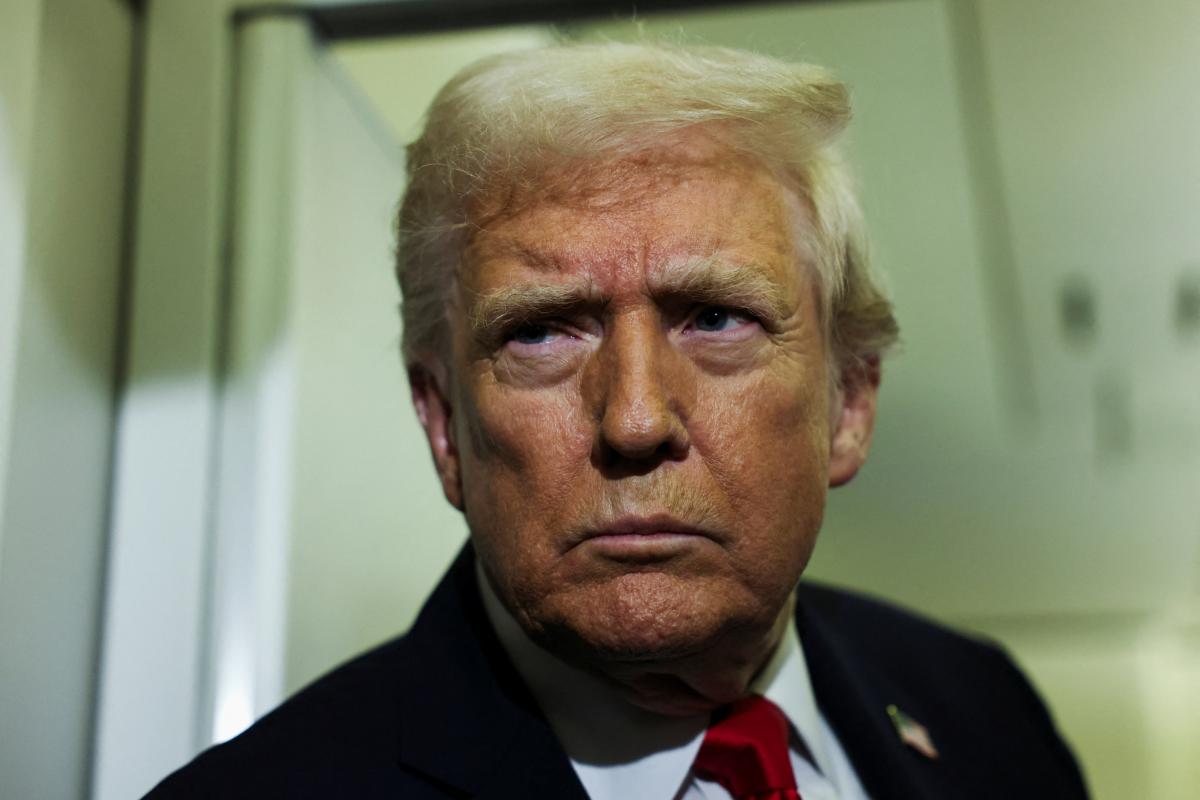 El presidente de EEUU, Donald Trump, a bordo del Air Force One durante un vuelo a Palm Beach desde la Base Conjunta Andrews, el 25 de noviembre de 2025.