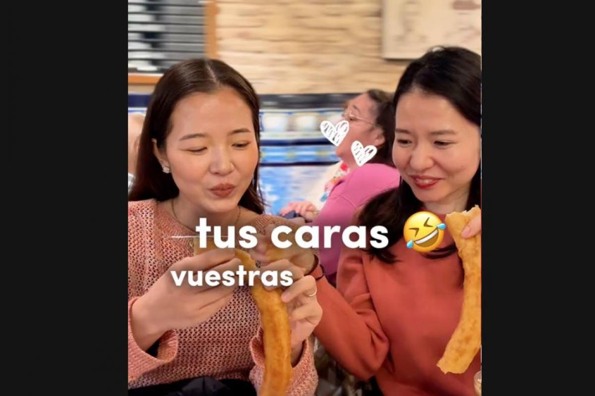 Dos japonesas comen porras por primera vez.