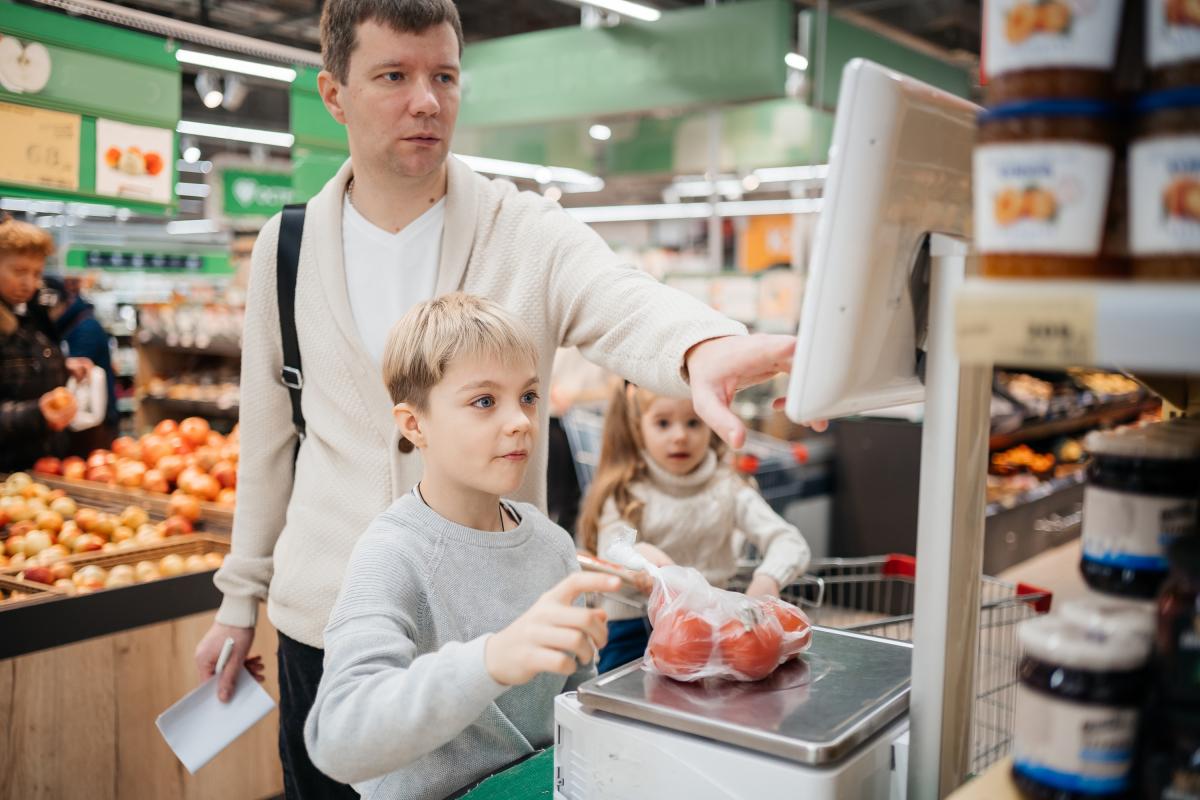 Un padre de compras con sus hijos