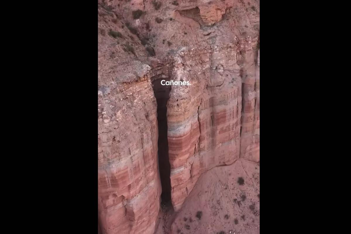 Un muro de piedra rojo situado en Andalucía recuerda a la ciudad de Petra, en Jordania