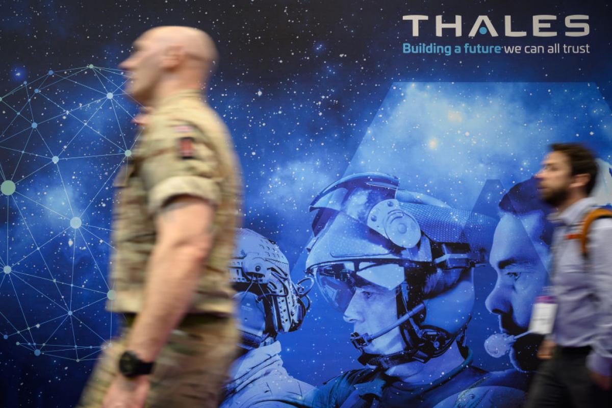 Unos soldados, junto a un cartel de Thales durante el primer día de la feria Defence and Security Equipment International, el 14 de septiembre de 2021, en Londres.