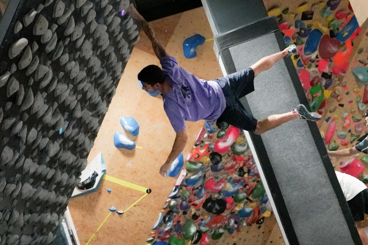 Alberto Ginés, entrenando en el rocódromo