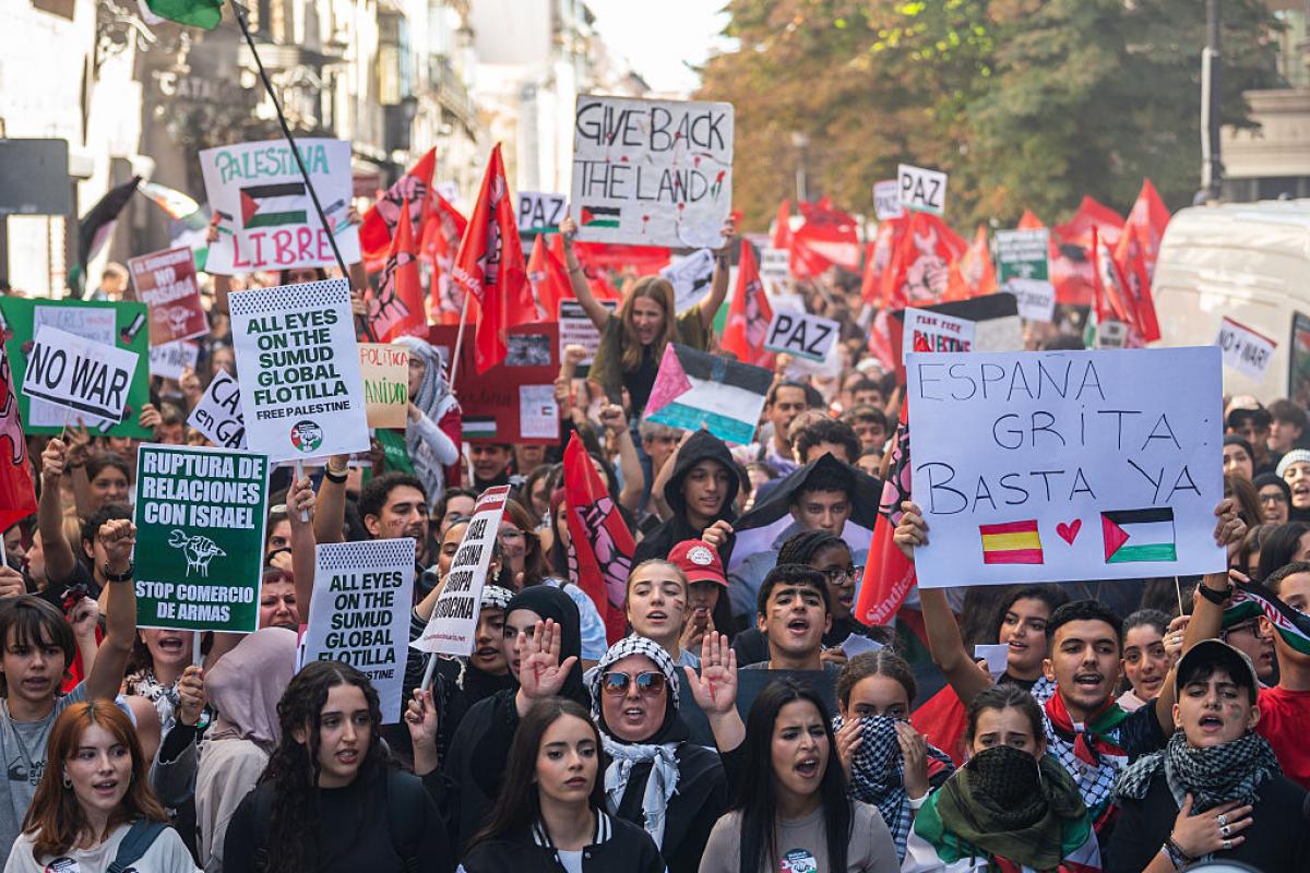 Estudiantes universitarios protestan por el genocidio en Gaza, el 2 de octubre de 2025, en las calles de Madrid.