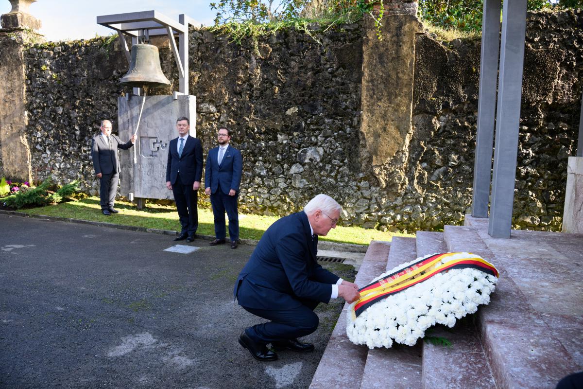 Homenaje en Guernika por los bonbardeos con el presidente alemán, Frank-Walter Steinmeier, depositando su ofrenda.