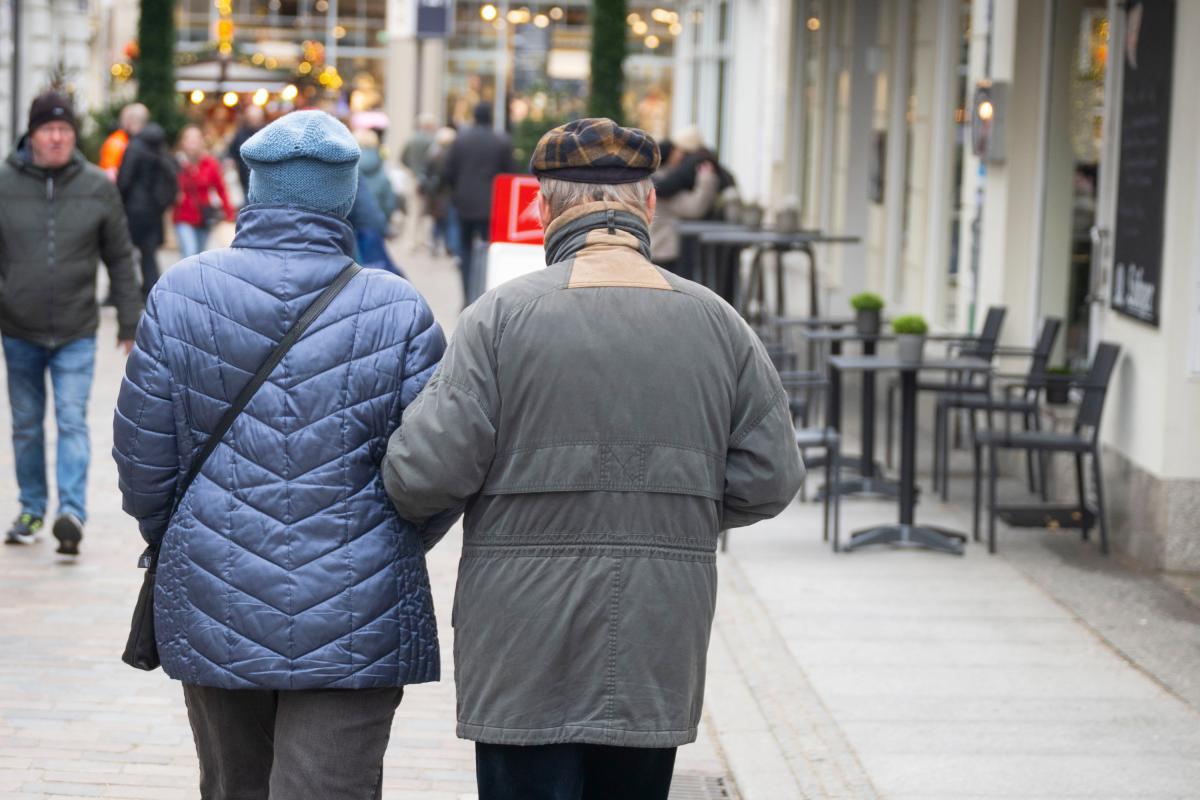 Imagen de archivo de una pareja de pensionistas paseando por la calle.