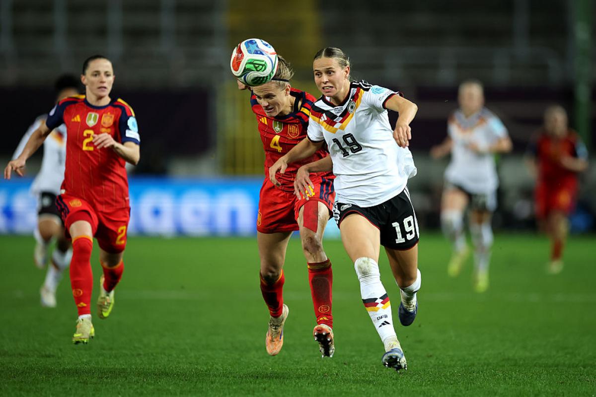 Klara Bühl, gran protagonista del partido, se va de Irene Paredes