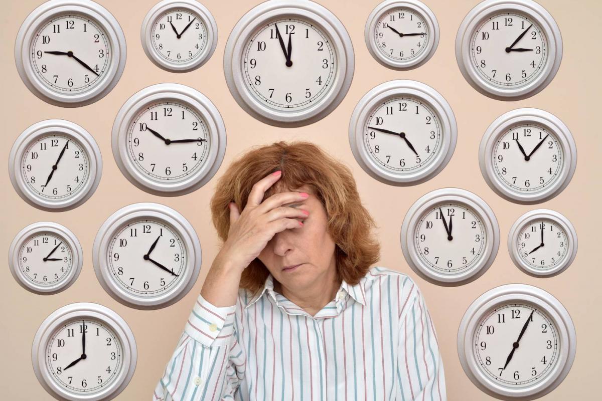 Mujer rodeada por un montón de relojes